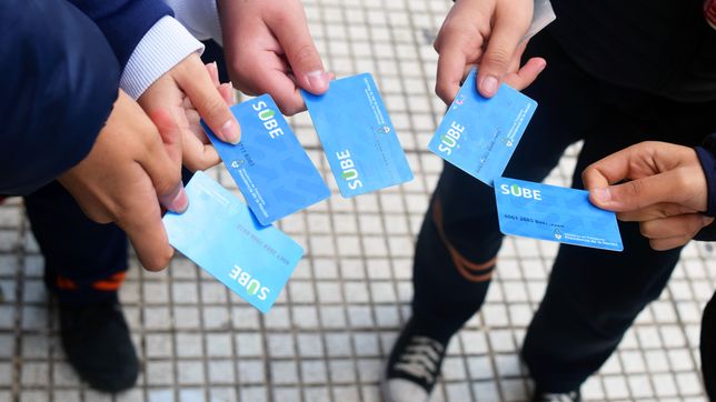 los boletos de micros y trenes podran pagarse con cualquier tarjeta