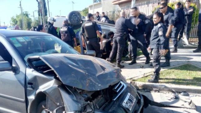 de pelicula: persecucion, choque y vuelco termino con dos policias heridos