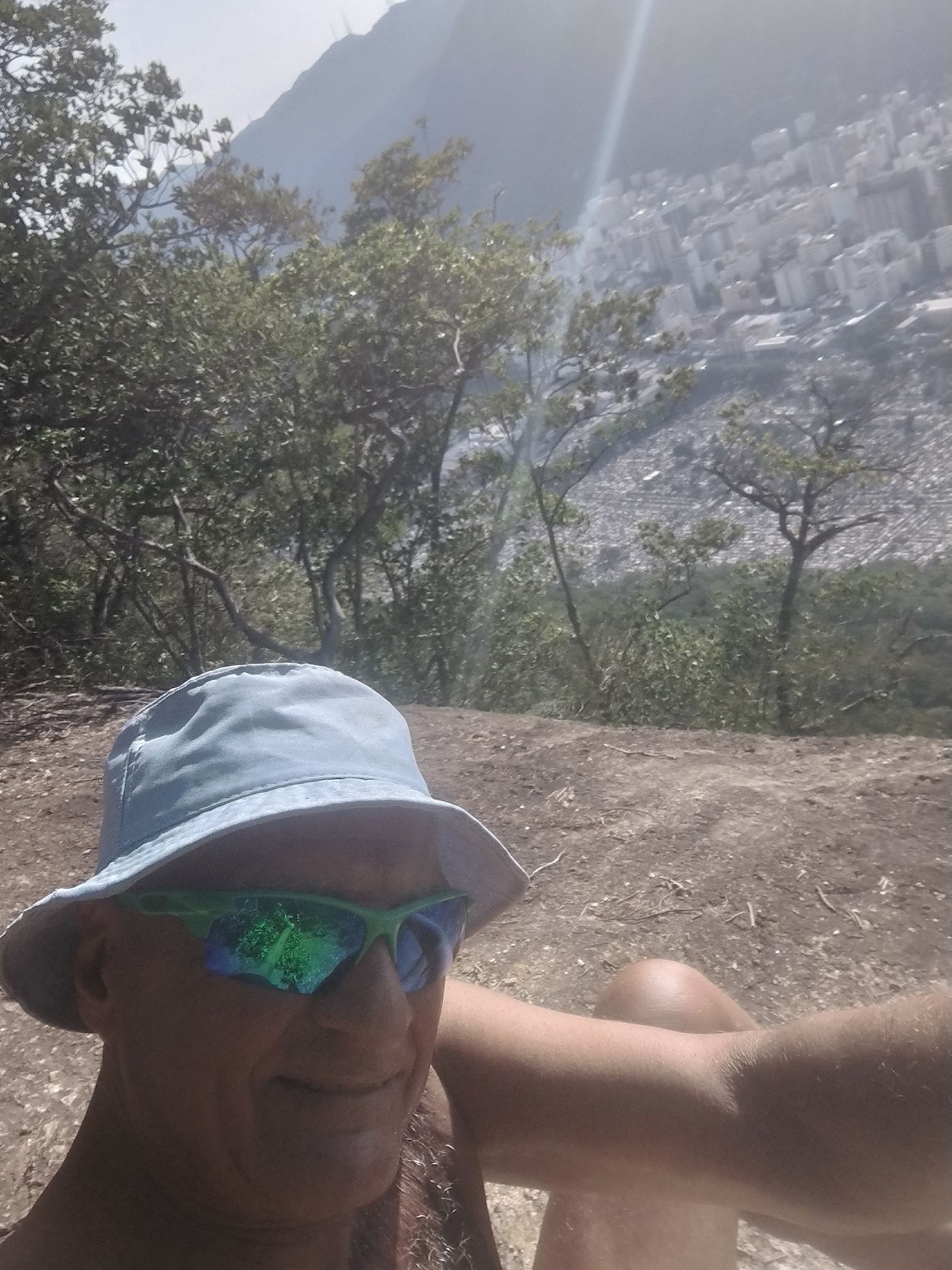 El platense detenido en Río de Janeiro, en una selfie sacada desde un morro, con la ciudad abajo