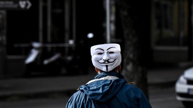 mascaras, esposas y armas: cayeron mas integrantes de la banda de anonymous