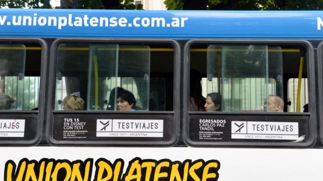susto por un choque de un micro lleno de pasajeros en pleno centro de la plata