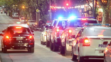 A piedrazos, destrozaron el frente de un local de comidas de La Plata y entraron a robar
