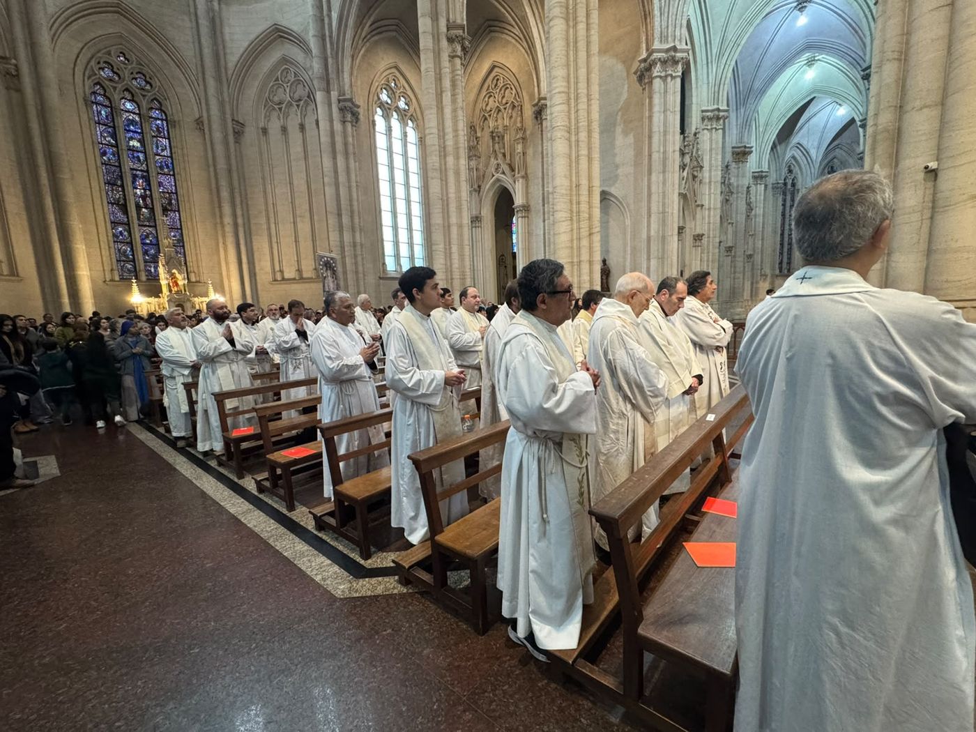 Decenas de sacerdotes escucharon al Arzobispo en la Catedral de La Plata.