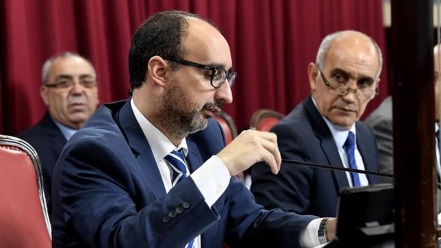 un funcionario bonaerense, barrabrava en las redes sociales