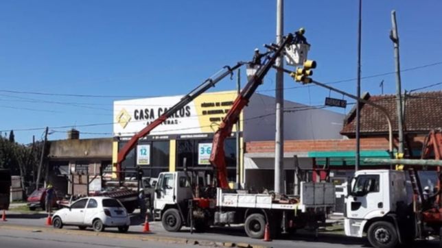 edelap coloca nuevas columnas de hormigon en los tendidos electricos troncales