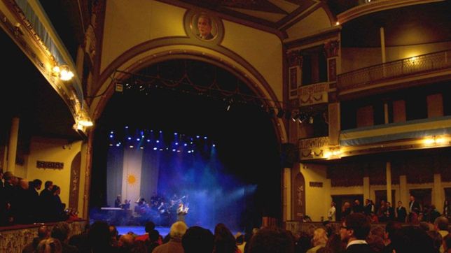 que hago jueves: noche patria en el coliseo, rock y blues con claudio gabis, especial de juegos y locro