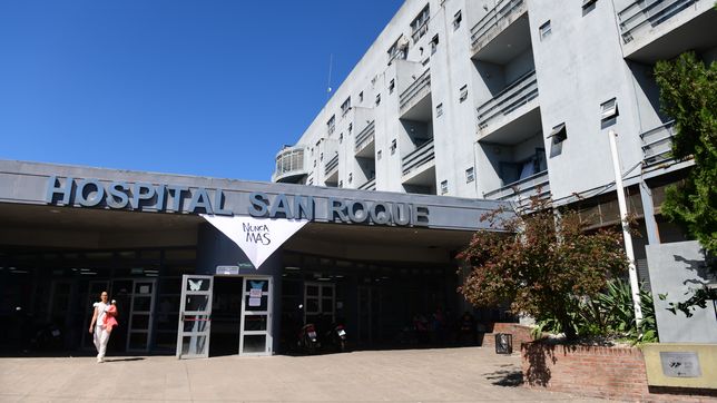 una motociclista fue atropellada por una camioneta en gonnet y termino en el hospital