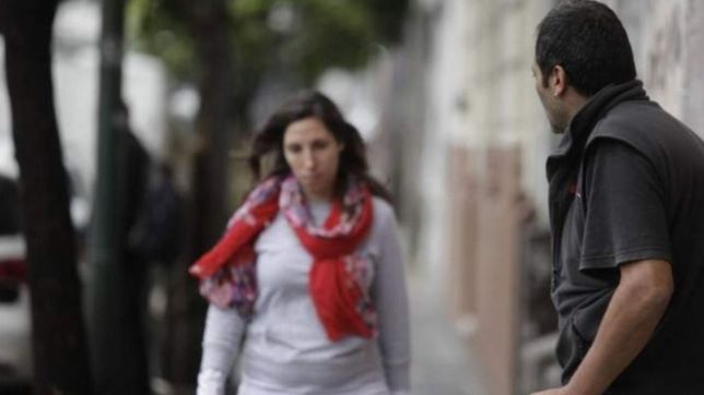 estaba borracho, acoso a dos chicas en una parada de micros y termino detenido