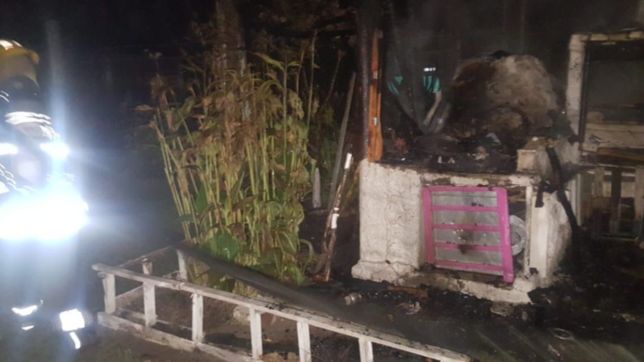 humo, llamas y tension en el peligro: ardio el quincho de una casa, pero no hubo heridos