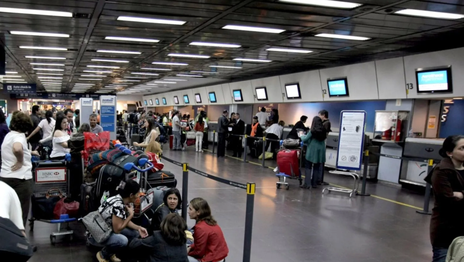 El Gobierno aumentó 563% una tasa aeroportuaria y subirán los pasajes de los vuelos de cabotaje El Gobierno aumentó 563% una tasa aeroportuaria y subirán los pasajes de los vuelos de cabotaje