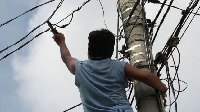 vecinos denuncian que delincuentes cortan la luz en las viviendas para meterse a robar