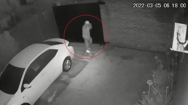 video: entraron a robar a una casa de city bell, sono la alarma y salieron corriendo