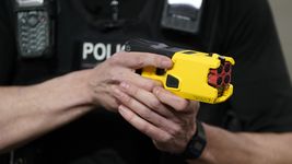 la policia federal empezo a usar las pistolas taser en las estaciones del tren roca la policia federal empezo a usar las pistolas taser en las estaciones del tren roca