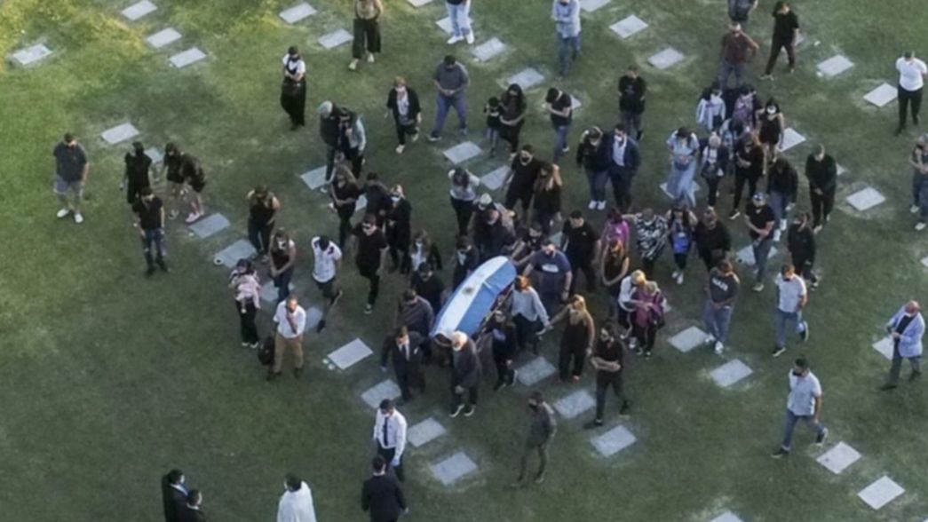 ¿Qué dicen las placas en la tumba de Diego Maradona?