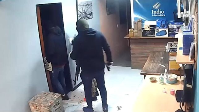 con escopetas y una maza, atacaron en un comercio de la loma: entraron para matarnos