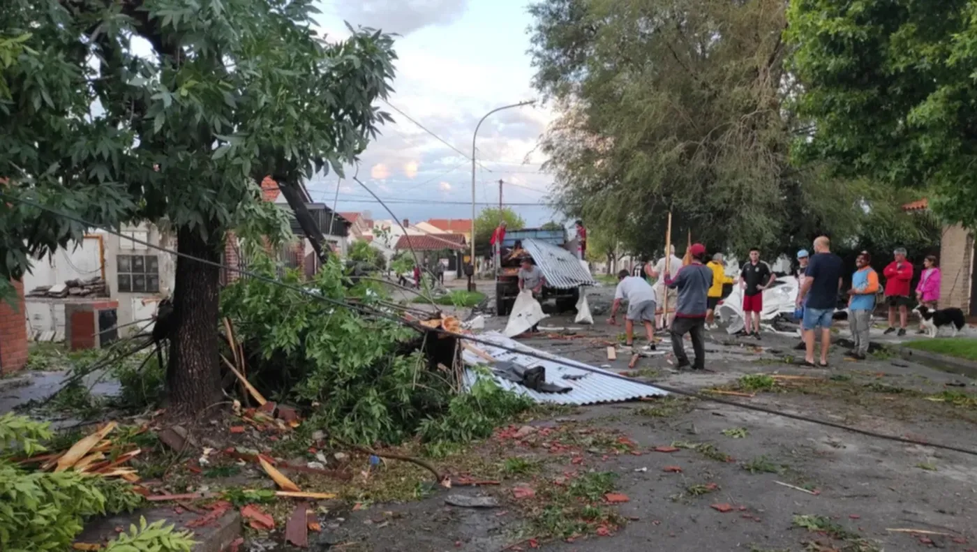 Hay dos muertos por el violento tornado en Miramar