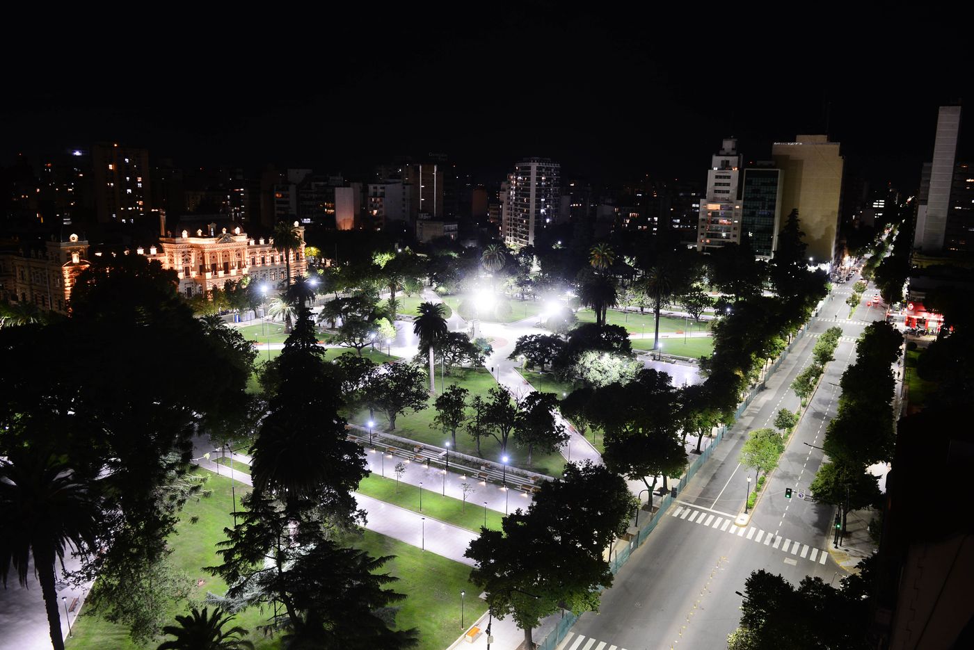 Plaza San Martín de noche (3).JPG
