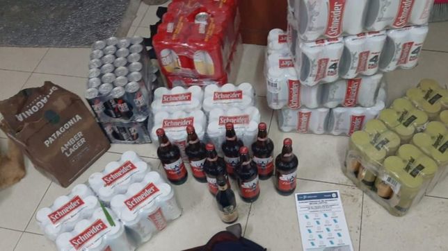 rompieron un porton, empezaron a sacar bebidas alcoholicas y los atraparon infraganti