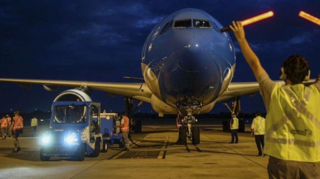 partio a moscu un nuevo vuelo argentino en busca de mas vacunas