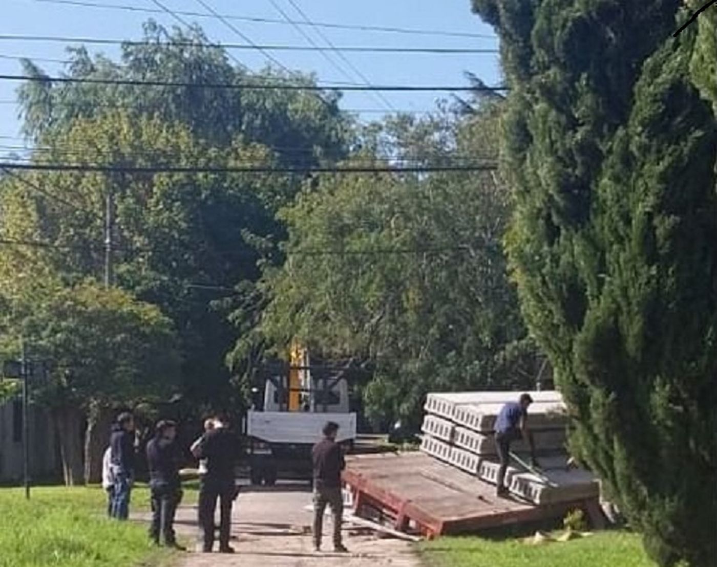 El camión quedó colgado al caer en una zanja en una calle de City Bell El camión quedó colgado al caer en una zanja en una calle de City Bell