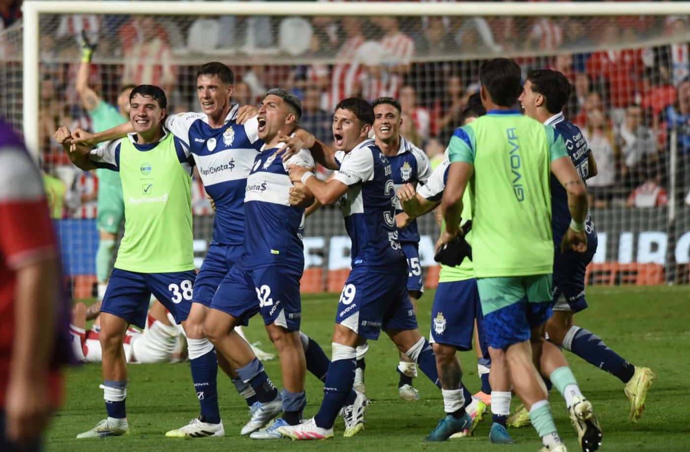 Gimnasia ganó en Santa Fe y sigue soñando en los playoffs.