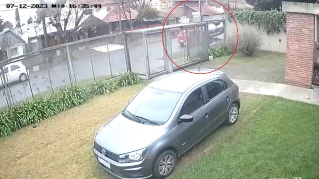 video: impactante choque frontal y vuelco en un barrio de la plata