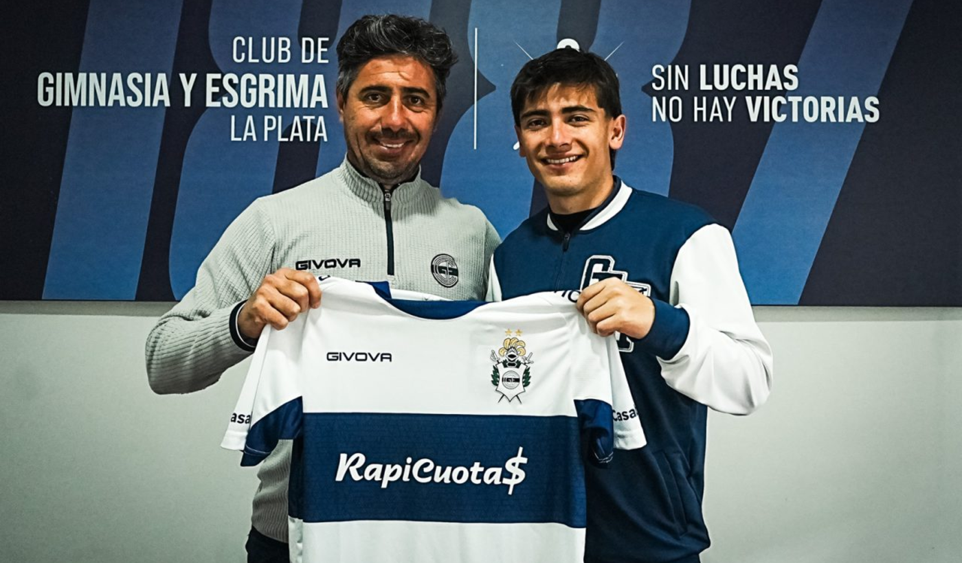 Juan José Pérez junto a Messera tras la firma. Juan José Pérez junto a Messera tras la firma.