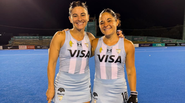 las leonas platense vicky y majo granatto visitaron a las abuelas de plaza de mayo y donaron camisetas