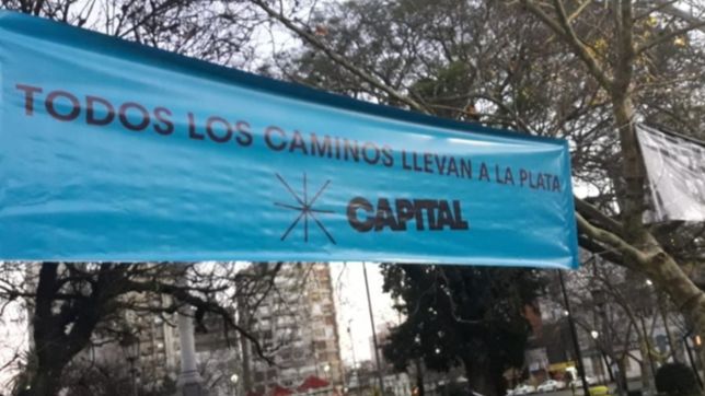 capital, que significan los extranos pasacalles y graffitis que coparon la plata
