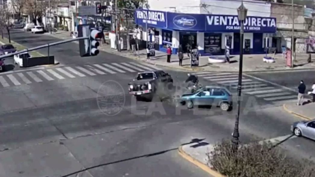 VIDEO: Una camioneta cruzó en rojo y causó un impactante triple choque en 7 y 72