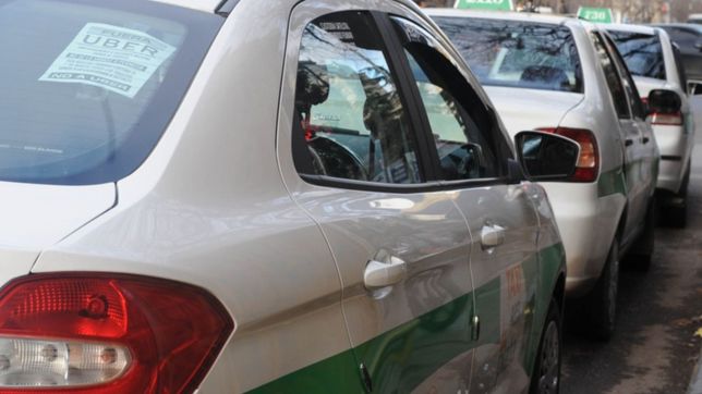 denuncian que en la plata aparecieron taxis trillizos