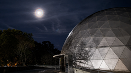 asi se vivio el eclipse en el planetario de la unlp, con miles de personas hasta la madrugada