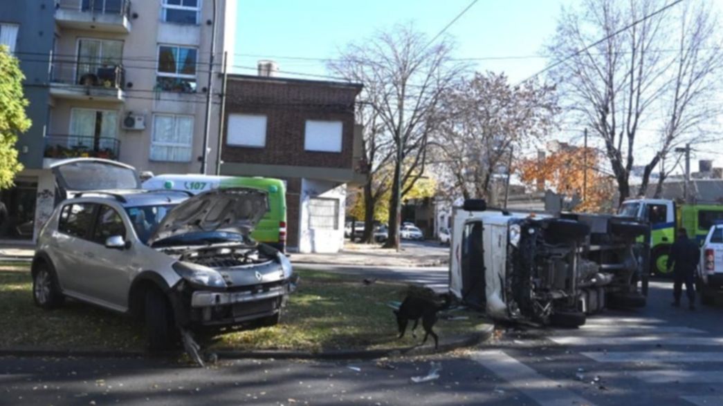 Terrible choque y vuelco en plena avenida 66: una persona resultó herida de gravedad