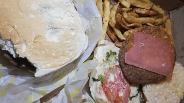 pidio comida en una conocida pizzeria, le vino llena de hongos y los escracho con un video