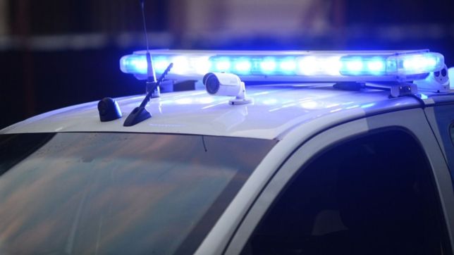 lo sorprendieron cuando guardaba el auto, le pegaron y gatillaron frente a su esposa