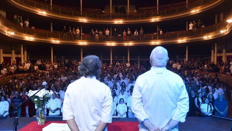 Osvaldo Gross y Ariel Rodríguez Palacios entregaron los diplomas a casi 150 egresados de las carreras gastronómicas del IAG Osvaldo Gross y Ariel Rodríguez Palacios entregaron los diplomas a casi 150 egresados de las carreras gastronómicas del IAG