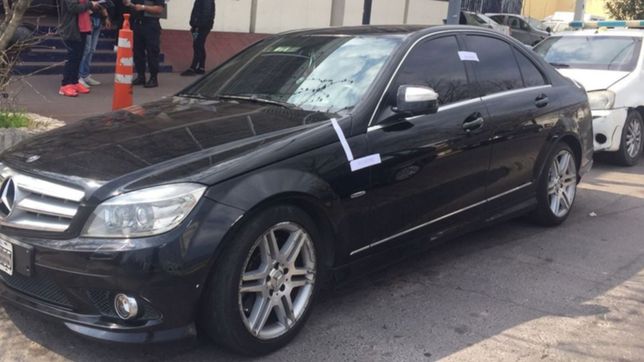 lleno el tanque de su mercedes benz, escapo sin pagar y lo detuvieron en la plata