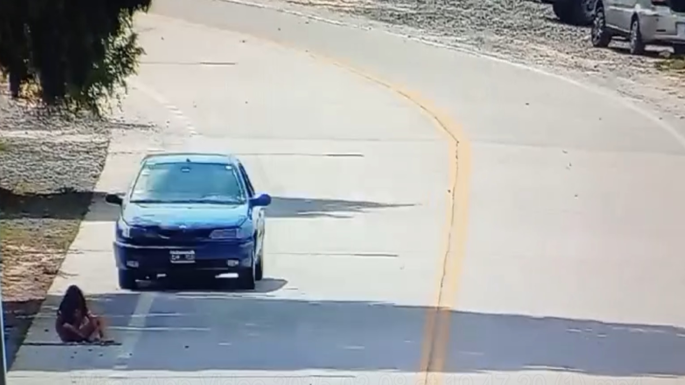 Auto atropelló a una nena en Esnenada.png