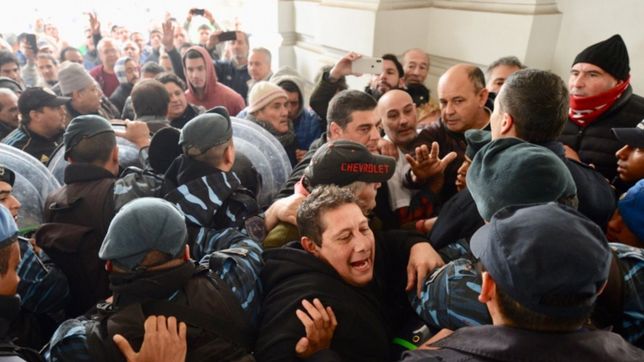video: gritos, empujones y tension en medio de la multitudinaria marcha de taxistas en la plata