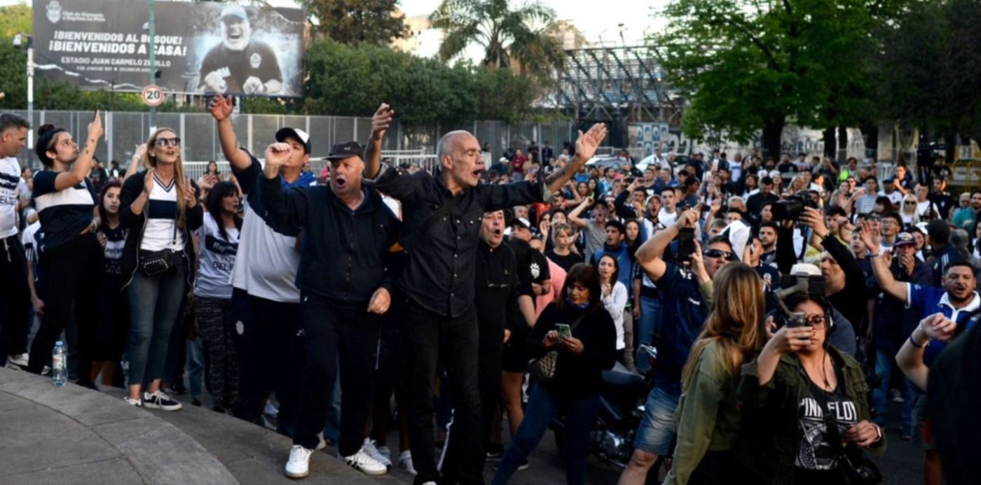 Represión en Gimnasia el día después abrazo a la cancha