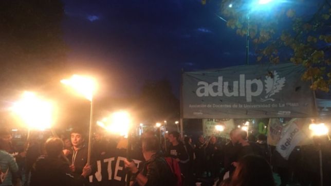 tras la marcha de las antorchas, los docentes universitarios completan la segunda jornada de protesta