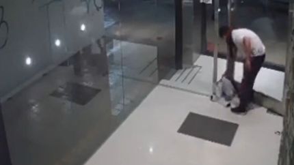 VIDEO: Forzó la puerta de un edificio, ingresó y se robó una bicicleta