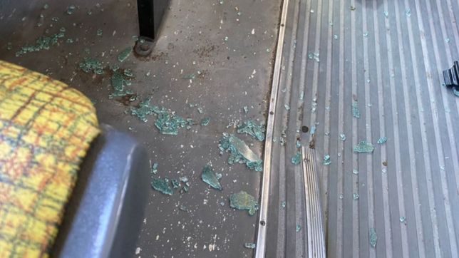 alarma en la plata: autos, micros y transportes escolares en la mira de los tirapiedras