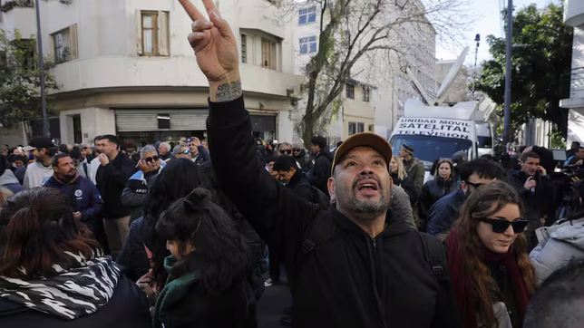 desalojaron a militantes que acampaban frente a la casa de cristina kirchner
