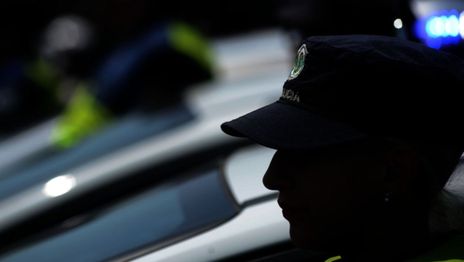 Una oficial de policía fue atacada por motochorros y amenazada con un cuchillo