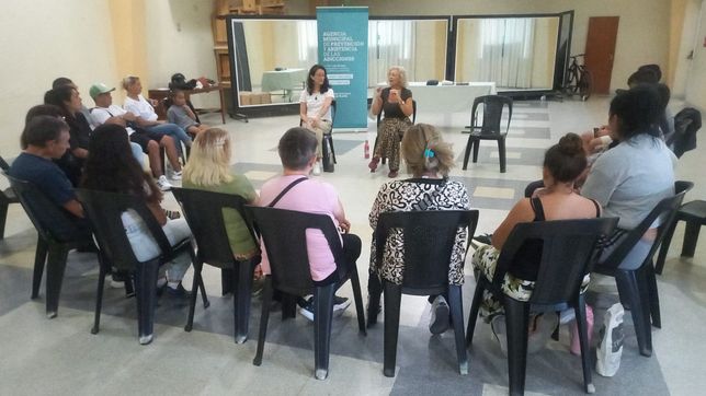 lanzan talleres en la plata para orientar a familiares de personas con adicciones