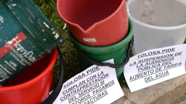 cansados de los cortes de agua, vecinos de tolosa hicieron un baldazazo contra absa