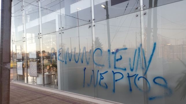 clima caliente en gimnasia: aparecieron pintadas contra un dirigente