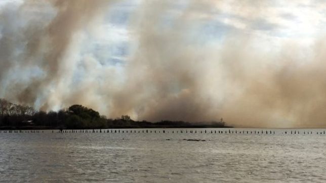 un incendio en la isla santiago genero alerta por la intensa humareda