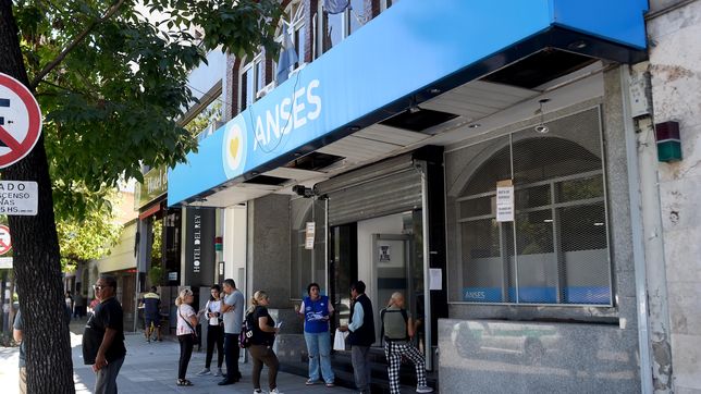 trabajadores de una sede de anses en la plata denuncian despidos